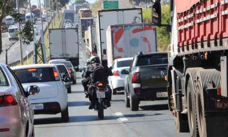 Motociclistas entre veculos pesados no trecho crtico: percurso representa apenas 3,6% do total administrado por concessionria, mas tem mais de um tero dos mortos(foto: Paulo Filgueiras/EM/DA Press)
