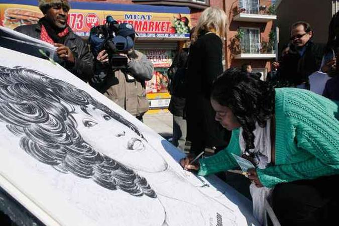 F assinam desenho de artista em homenagem  cantora do lado de fora da igreja(foto: GETTY IMAGES NORTH AMERICA / AFP)
