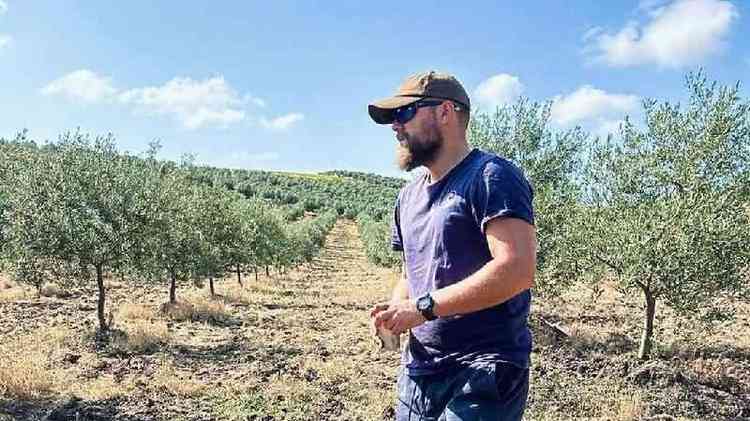 Tomy Rohde em meio a plantao de oliveiras