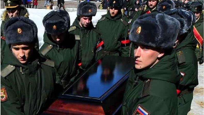 Pesquisa da BBC revela que um quinto dos soldados russos mortos são oficiais de patente média ou alta(foto: AFP) Funeral militar