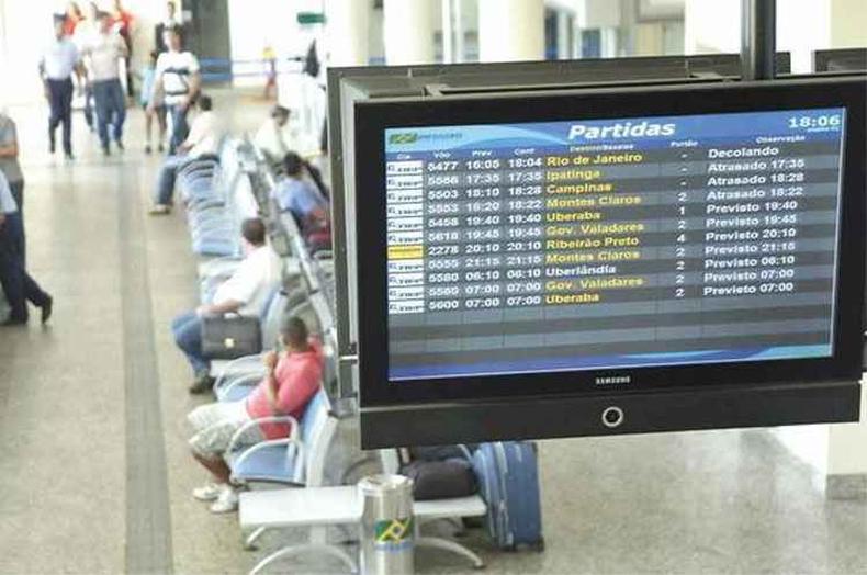 Nos aeroportos, o horrio dos voos para o Norte e o Nordeste ser adiantado em uma hora(foto: Beto Magalhes/EM/D.A Press )