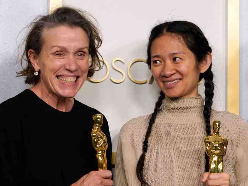 A atriz Frances McDormand e a diretora Chloe Zhao, de 'Nomadland', vibram com o prmio de filme 