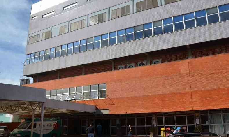Imagem da fachada do Hospital de Clínicas da Universidade Federal de Uberlândia