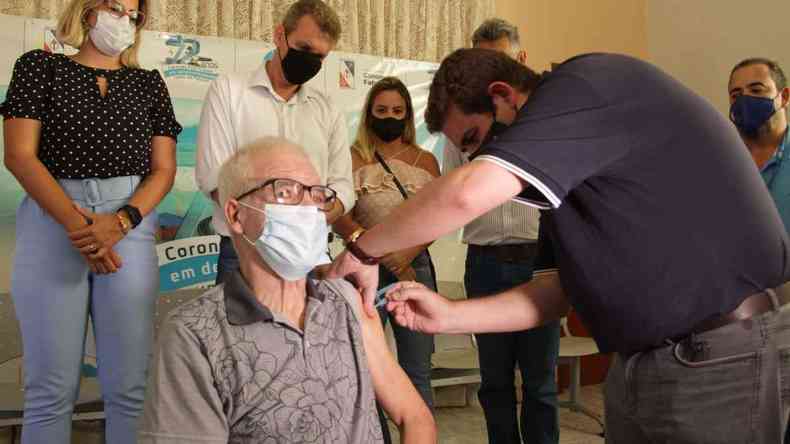 O Dr. Marcus Vinicius, prefeito de Coronel Fabriciano e mdico geriatra, aplicou a primeira dose da vacina contra a COVID-19 em Luiz Cndido, de 67 anos de idade(foto: Divulgao PMCF)
