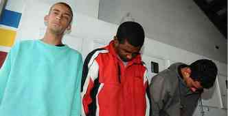 Trs dos sete homens presos foram localizados com facas e drogas na praa(foto: Euler Jnior/EM/DA Press)