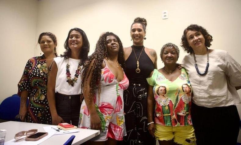 A ministra Anielle Franco, mulher preta, est� com outras cinco mulheres