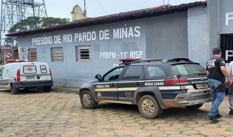 Fachada do presídio de Rio Pardo de Minas com duas viaturas na porta