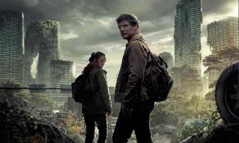 Foto de divulgao de The Last of Us. Os personagens Joel e Ellie esto andando em direo a uma cidade abandonada e olham para trs