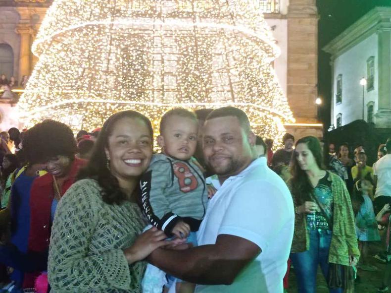 A professora Simone Aparecida de Paula e a famlia