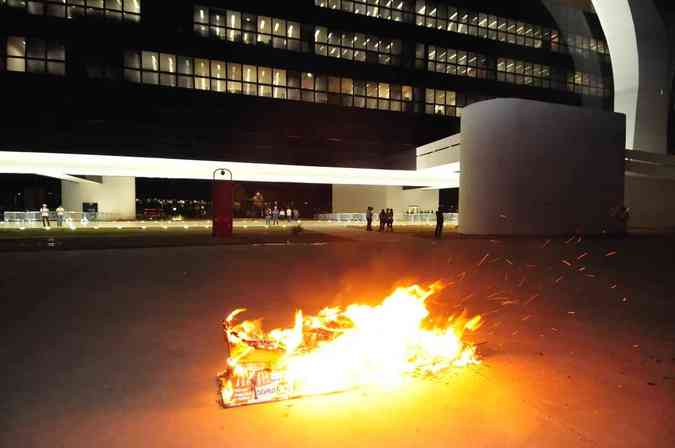 Agentes das foras de segurana queimam caixo depois de rejeitarem a proposta apresentada pelo Governo de MinasGladyston Rodrigues/EM/D.A.Press
