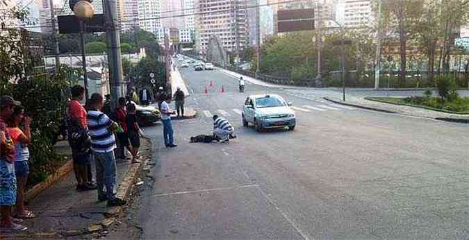 O corpo do homem ficou cado na faixa da direita da avenida(foto: Joo Henrique do Vale/EM/D.A.Press)