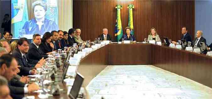 Dilma Rousseff se reuniu com governadores e prefeitos em Braslia e apresentou cinco pactos para o pas(foto: EVARISTO SA/AFP Photo)