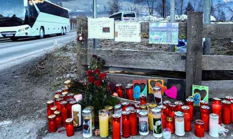 Velas e flores homenageiam vtimas do atropelamento em Lutago(foto: PIERRE TEYSSOT / AFP)