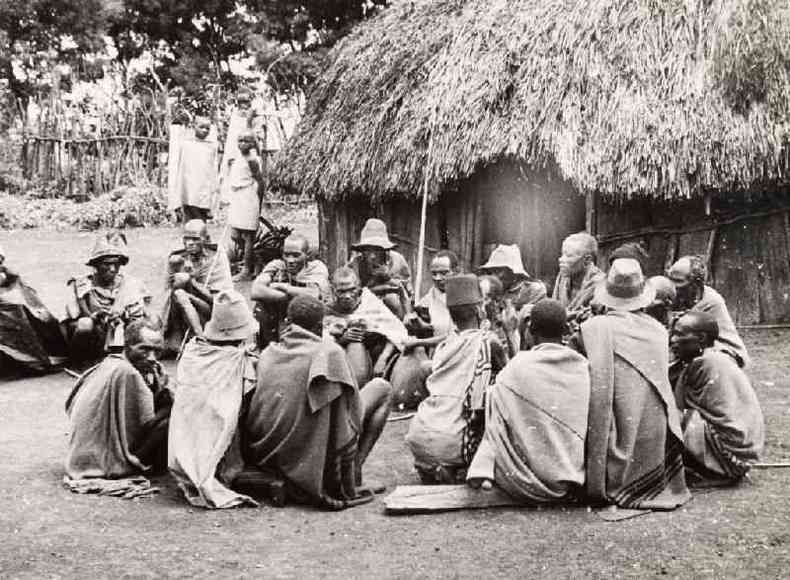Ancios reunidos em crculo em vilarejo africano