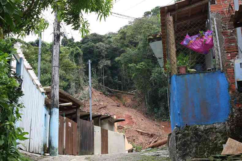 Casas destrudas em deslizamentos na Barra do Sahy aps tempestades no litoral norte de So Paulo.