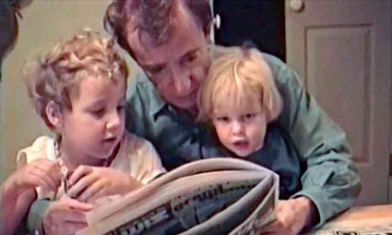 Woody Allen com os filhos Dylan e Ronan. A imagem do cineasta foi retirada do lbum de fotos da famlia (foto: Fotos: HBO/Divulgao)