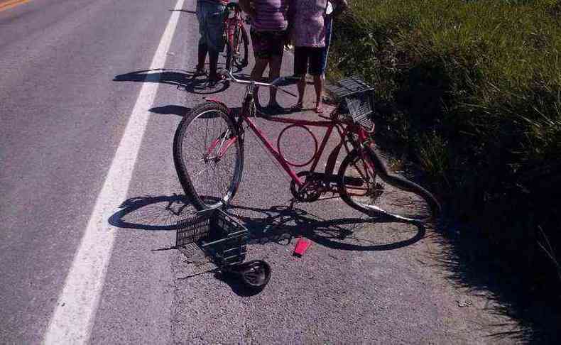 Bicicleta teve as rodas danificadas com o impacto da batida(foto: Deivid Santos)