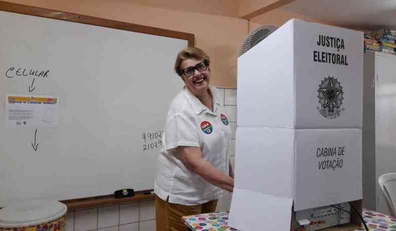 Margarida Salomo na cabine de votao, sorrindo.