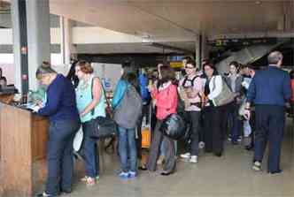 Na foto, fila para almoo cedido pelas companhias areas por motivos de atrasos de voos (foto: Paulo Filgueiras/EM/D.A Press)
