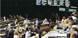 A Cmara programou para a noite a votao da PEC que tira do Planalto poder sobre os recursos usados hoje como moeda de troca em votaes importantes(foto: Zeca Ribeiro/Agncia Cmara - 16/7/13)