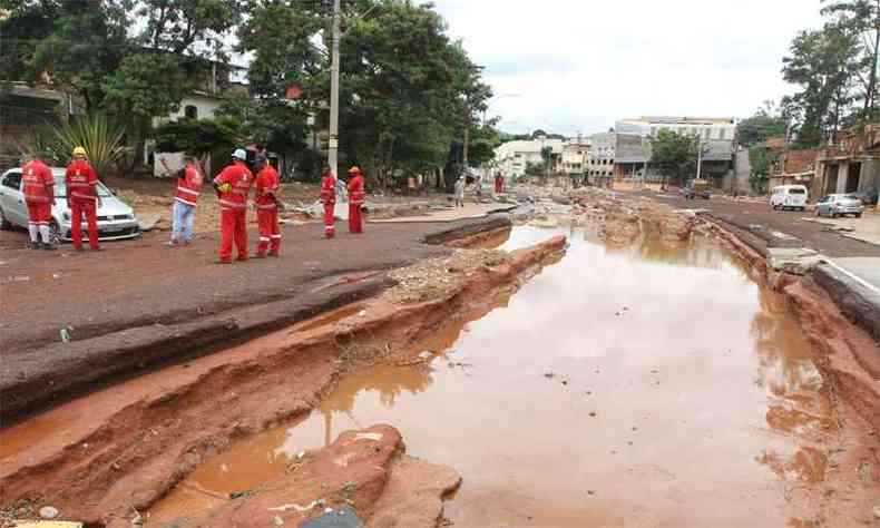 Funcionários da PBH vistoriam área da Avenida Tereza Cristina destruída pelo que o prefeito Kalil chamou de 'chuva de mil anos'(foto: Jair Amaral/EM/DA Press)