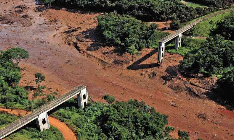 Imagem aérea mostra região de Brumadinho coberta pela lama após desabamento de barragem da Vale, em 2019