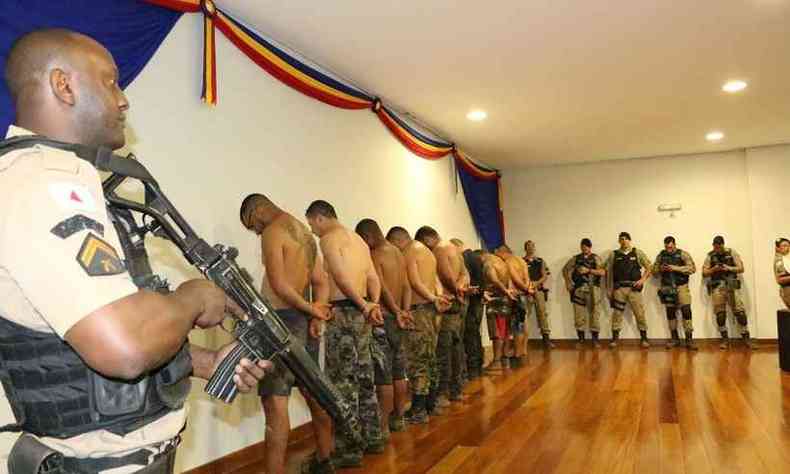PM conseguiu prender 10 criminosos durante a fuga do bando(foto: Srgio Teixeira/Polcia Militar/Divulgao )