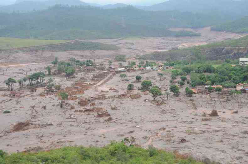 Distrito de Bento Rodrigues, em Mariana, foi destrudo pelo rompimento de uma barragem da Samarco em 2015(foto: Paulo Filgueiras/EM/D.A Press - 8/11/15)