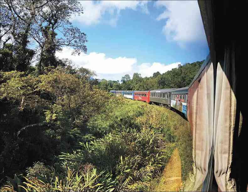 O Serra Verde Express liga Curitiba a Morretes, em uma viagem de 77 quilmetros pela Serra do Mar(foto: Marden Couto/TM/Divulgao)