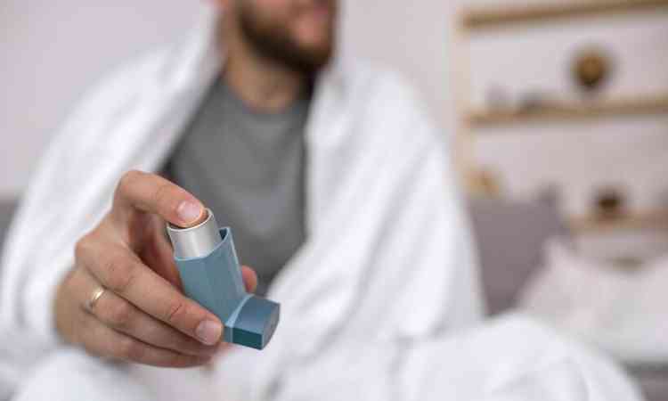 jovem adulto em casa sofrendo de doena asma 
