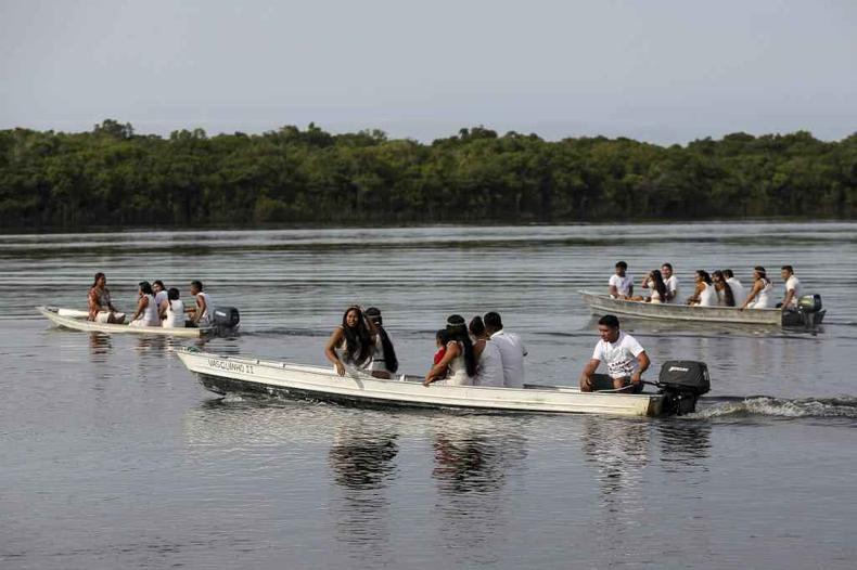 Kambebas em voadeiras a caminho da seção eleitoral(foto: Michael DANTAS / AFP) Kambebas em voadeiras a caminho da seção eleitoral