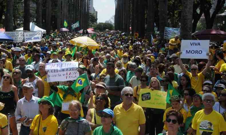 Os apoiadores de Bolsonaro foram  Praa da Liberdade em defesa da Lava Jato(foto: Paulo Filgueiras / EM / D.A. Press)