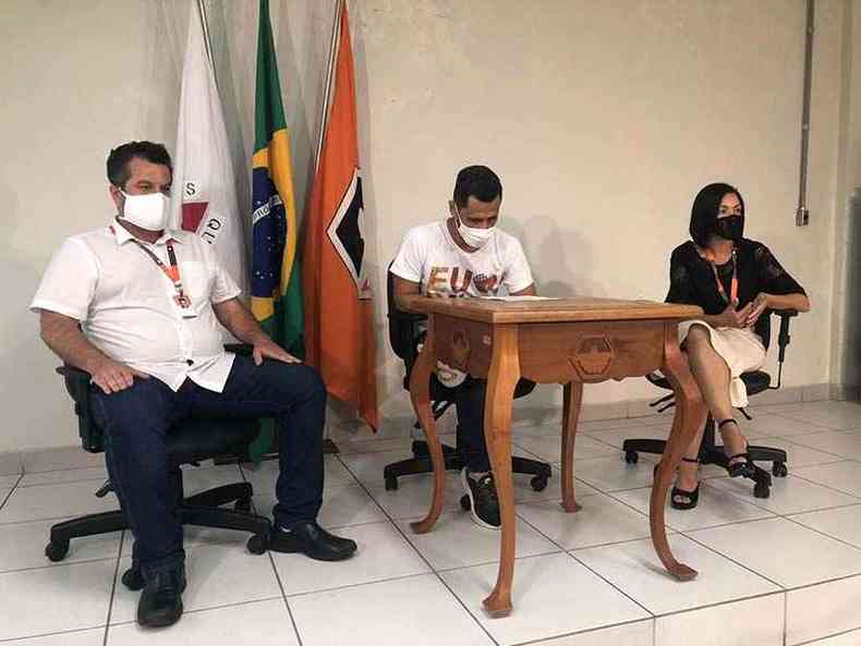 O anncio foi feito em coletiva de imprensa entre o secretrio de sade, Alan Rodrigo, o prefeito e a vice-prefeita.(foto: Amanda Quintiliano)