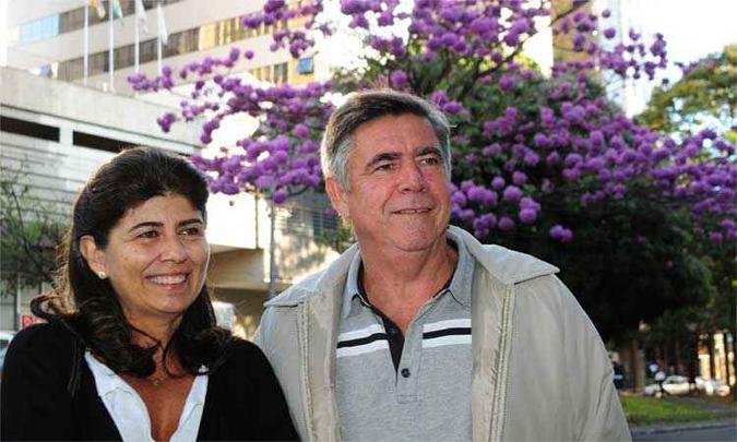 Beatriz e Milton, do Rio de Janeiro, se encantaram com a profusão de cores nas ruas de BH(foto: Gladyston Rodrigues/EM/D.A Press) Beatriz e Milton, do Rio de Janeiro, se encantaram com a profusão de cores nas ruas de BH(foto: Gladyston Rodrigues/EM/D.A Press)