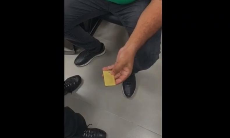 Imagens mostram policial retirando barra de ouro de celular 