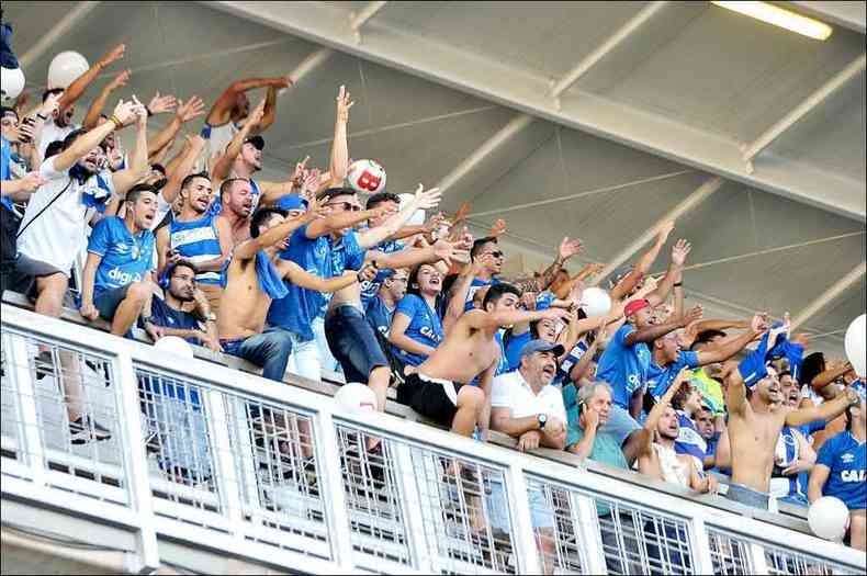 A torcida azul que compareceu ontem ao campo festejou cada lance do seu time(foto: Juarez Rodrigues/EM/D.A Press)