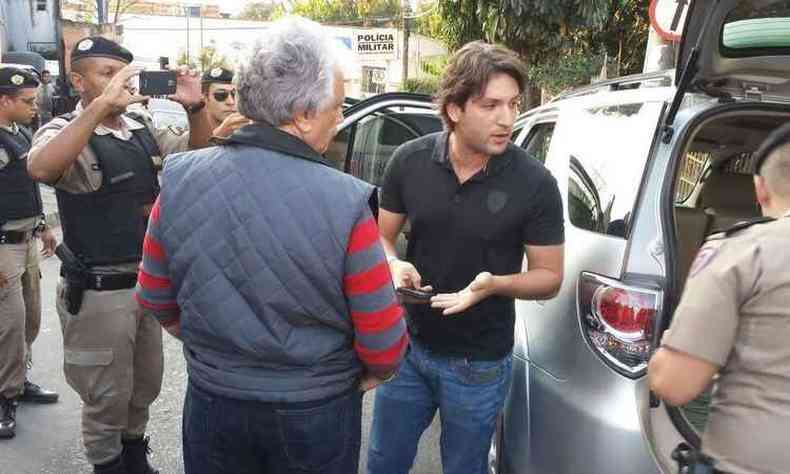 Irani Barbosa, de costas, somente permitiu as buscas no seu carro com a presena do filho, o deputado estadual Iran Barbosa(foto: Divulgao/PMMG)