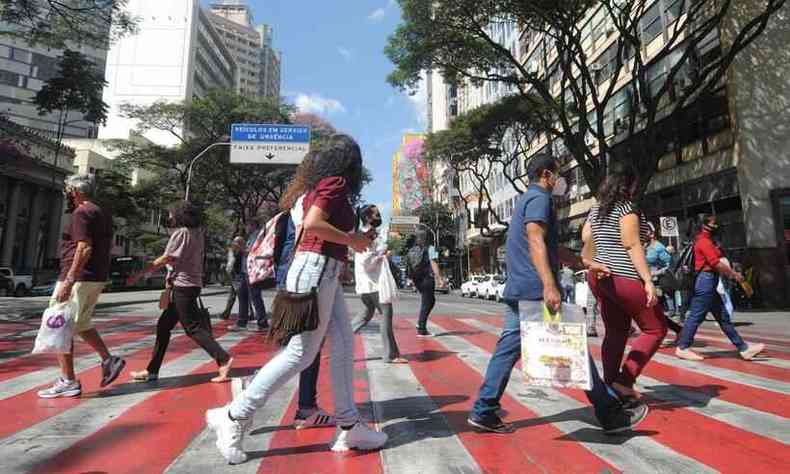 Movimento de pessoas na Praa Sete, Centro de Belo Horizonte(foto: Leandro Couri/EM/D.A Press)
