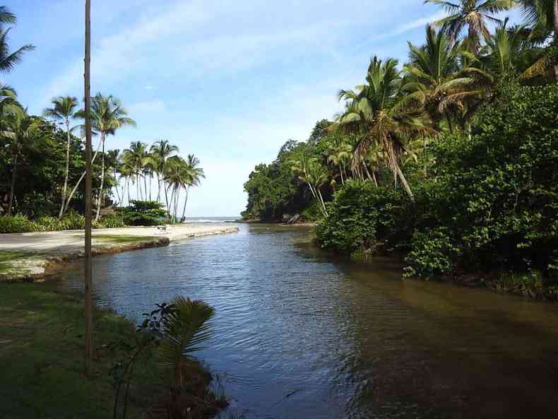 Encontro do Rio Canoeiro com o mar: uma das paisagens apaixonantes numa Itacaré que encanta