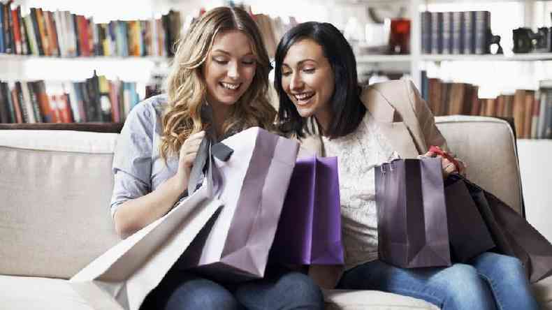 mulheres com compras