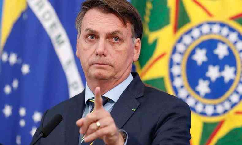 Jair Bolsonaro aponta