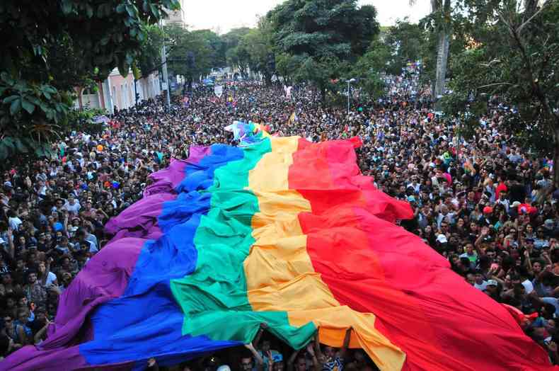 Enorme bandeira LGBT em manifestao no centro de BH 
