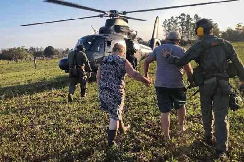 tropas do apoio com helicptero no RS