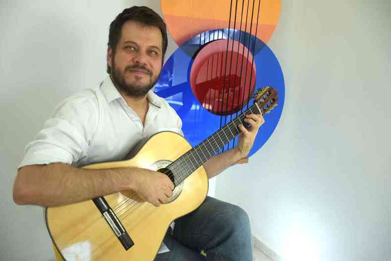 Fernando Chagas toca violão