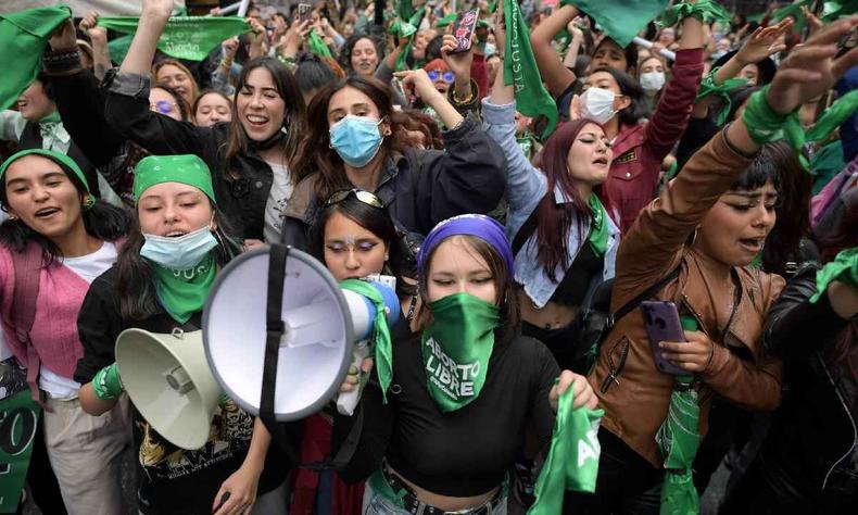 Ativistas do direito ao aborto comemoram a deciso do Supremo Tribunal da Colmbia de descriminalizar o aborto at 24 semanas de gravidez em Bogot, em 21 de fevereiro de 2022