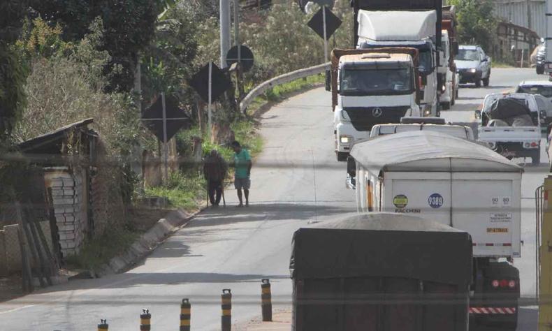 Pessoas que moram as margens da rodovia BR-381. Na foto, caminhes passam muito prximo as casas que ficam ao lado da rodovia