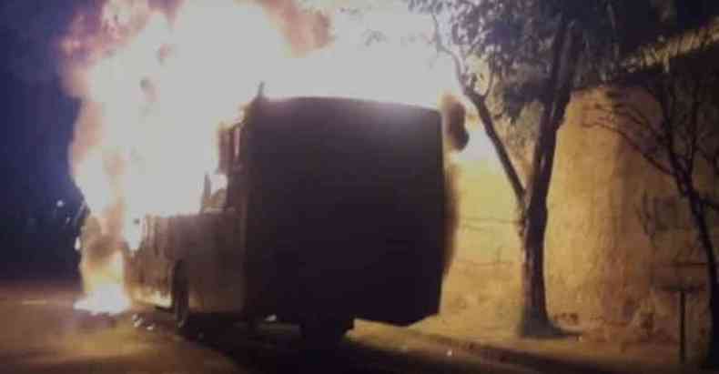 Em incndio no Bairro Goinia, fogo consumiu o coletivo em pouco tempo(foto: Corpo de Bombeiros/Divulgao )