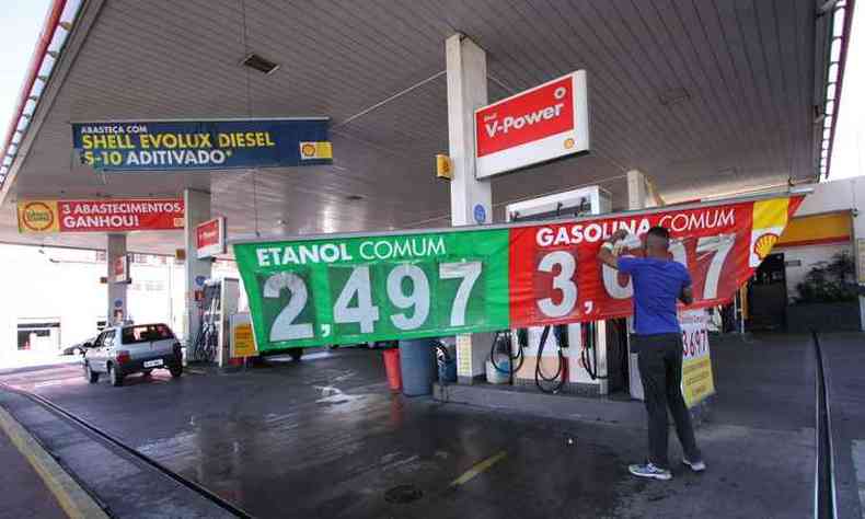 A discusso do preo da gasolina virou uma batalha judicial(foto: Edsio Ferreira EM/ D.A. Press)