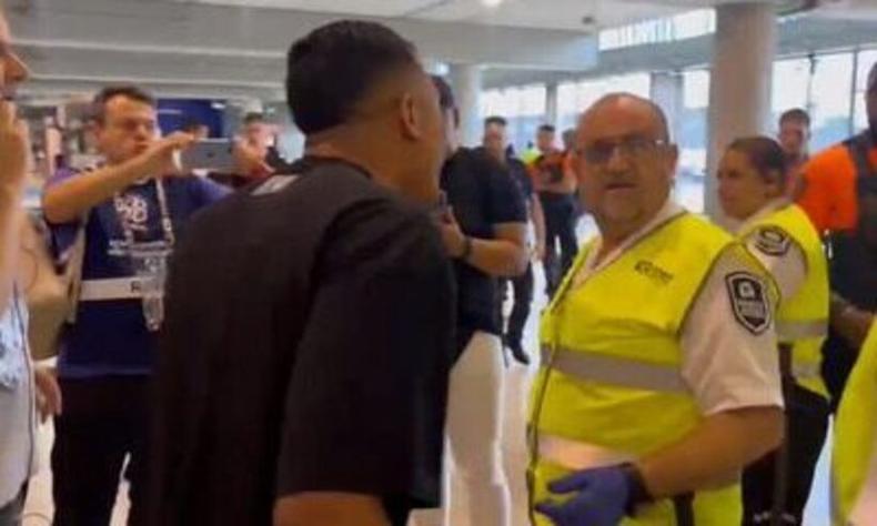 Felipe Silva, amigo e assessor de Vini Jr. teria sido vítima de racismo antes do amistoso entre Brasil e Guiné(foto: SporTV/Reprodução) Frame de um vídeo que mostra assessor de Vini Jr. discutindo com funcionários do estádio