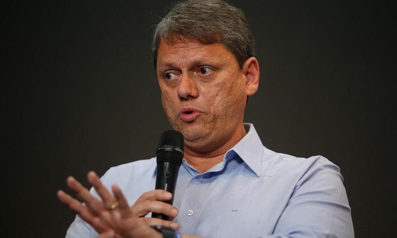 Na foto, Tarcsio de Freitas, candidato a governador de So Paulo, fala durante uma coletiva de imprensa em So Paulo, Brasil, em 17 de outubro de 2022